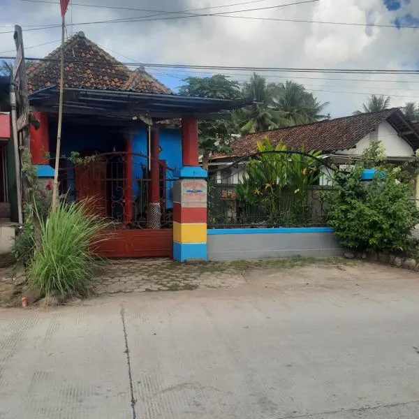 Red Beach Homestay, hotel di Pasanggaran