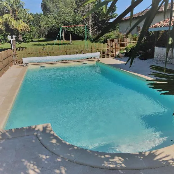Grande maison avec piscine chauffée privée en Quercy, hotel Lacour városában