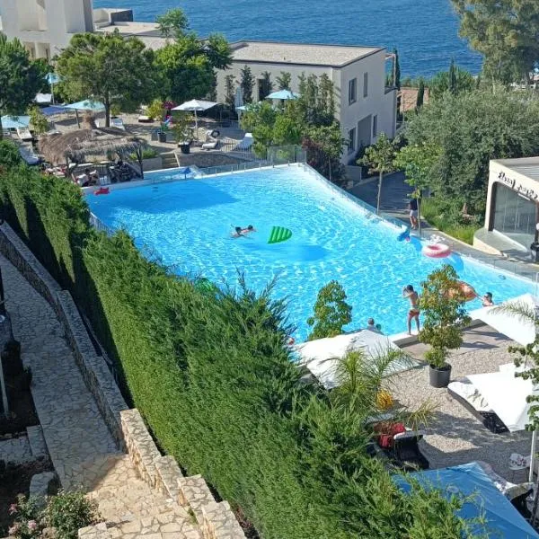 Matthews Beach House, hotel di Vlore