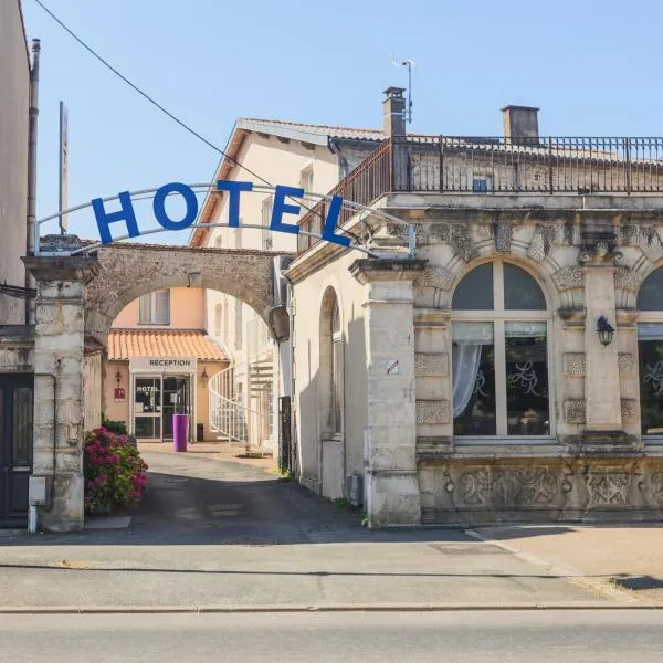 Hôtel Le Cheval Blanc, hotel in Saint-Georges-de-Noisné