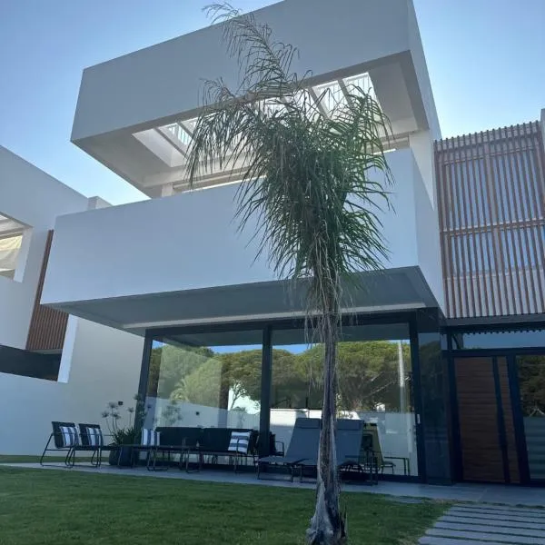 VILLA SARAH Barrosa Playa, hotel in Chiclana de la Frontera