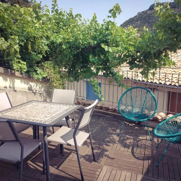 Maison de village avec terrasse, hotel v destinaci Luc-en-Diois