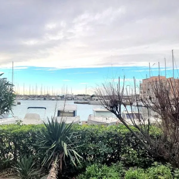 Bel appartement sur le port avec jardin, hotel in Cap d'Agde