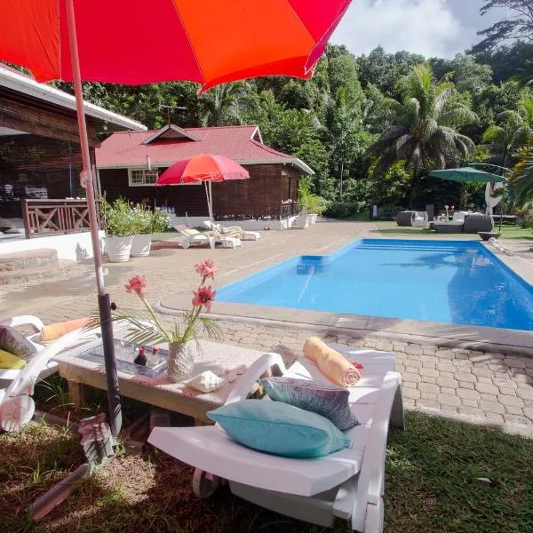 Kokogrove Chalets, hotel v destinaci Anse Royale