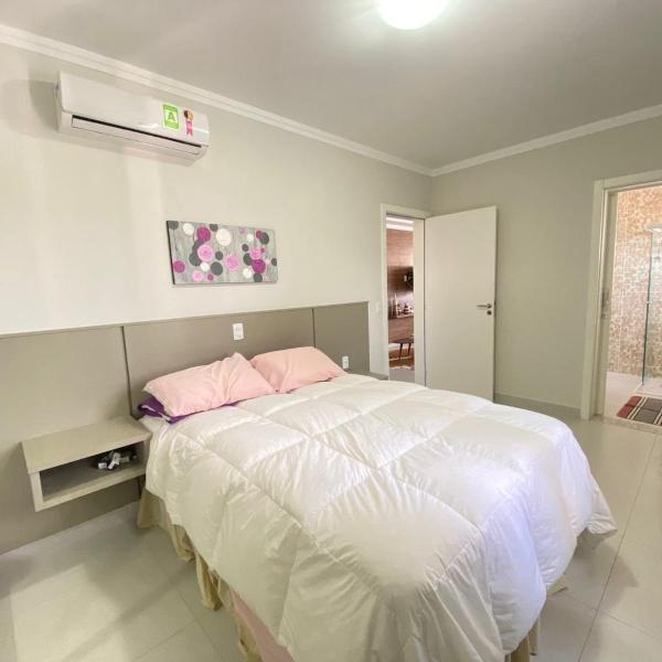 451 - Lindo Apartamento de 3 dormitórios na praia de Bombas - Foto 2