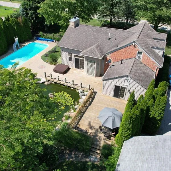 Charming School House with Large Pool, hotel in Huron