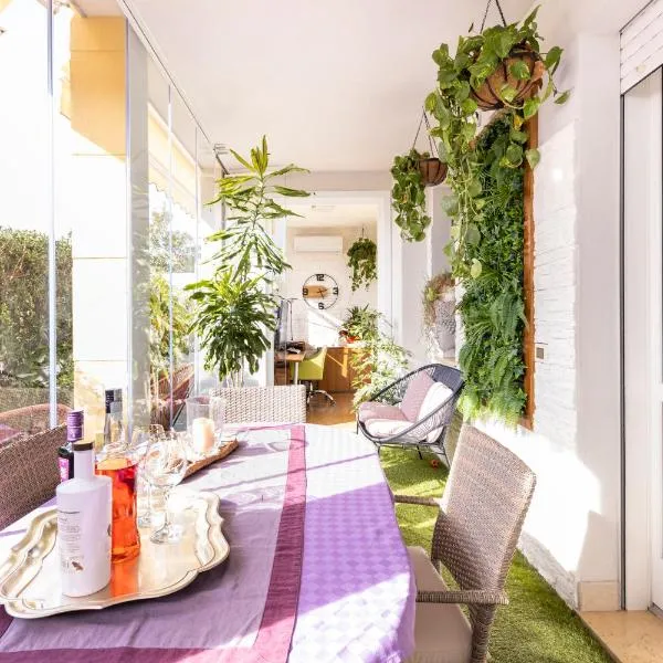 Cozy apt 10 mins walk from Poetto + terrace, khách sạn ở Cagliari