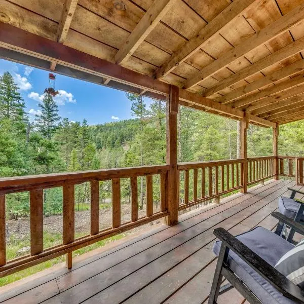 Cloudcroft Mountain Retreat about 5 Mi to Skiing!、クラウドクロフトのホテル