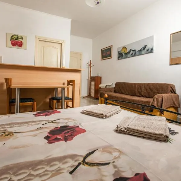 Central Cozy Apartment 4, hotel di Sparti