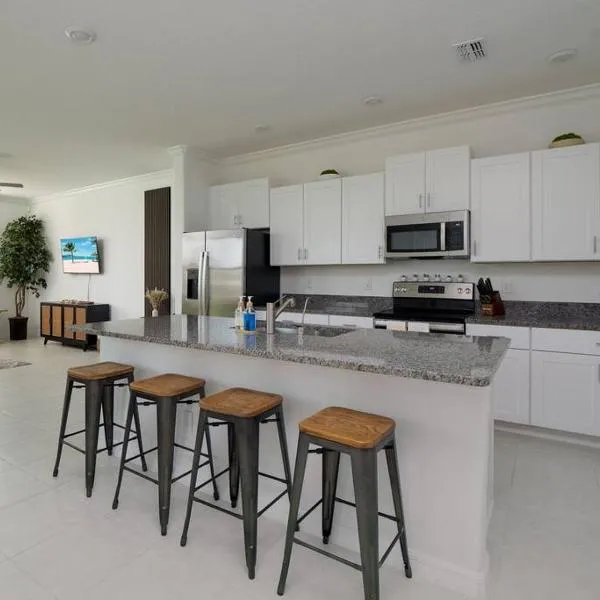 Modern Oasis! 3BR Townhouse in a Lagoon Community โรงแรมในเวสลีย์แชปเพิล