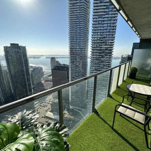 Luxury Downtown Toronto 2 Bedroom Suite with City and Lake Views and Free Parking, hotell Torontos