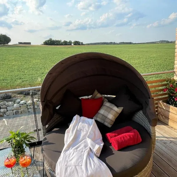 Ferienwohnung im Chaletstil Giebeltraum 115 qm Wellness Fitness Sauna Bergrödelhof、Feilitzschのホテル