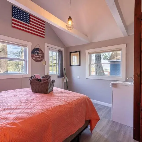 Adorable Cottage with stunning Lake Views, hotel v destinaci Alton