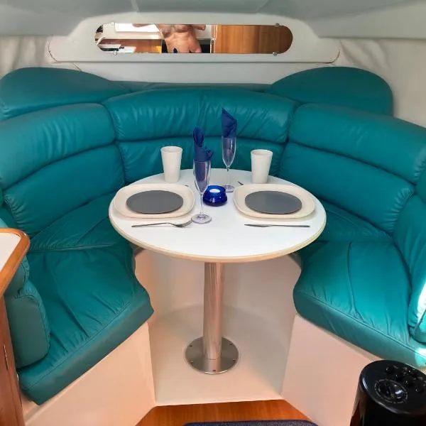 Bateau Nirvana 7,6 m, hotel in Beaulieu-sur-Mer