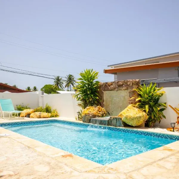 R&V Combate Beach House, 2nd Floor with Pool, hótel í Cabo Rojo