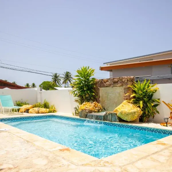 R&V Combate Beach House, 2nd Floor with Pool, hotel i Cabo Rojo