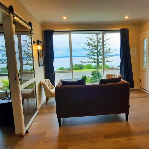 Captains on-the-seafront - stunning sea views- 4br 2bth - large waterfront house, hotell sihtkohas Nepean Bay