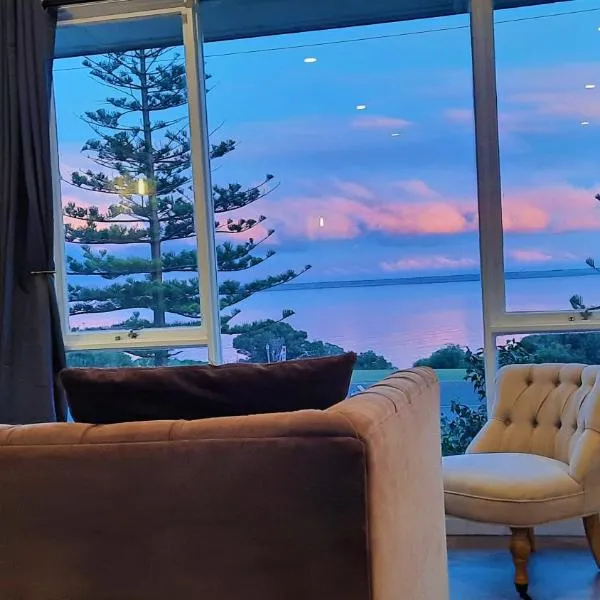Captains on the Seafront - Winter Fire - stunning sea views- 4br 2bth - large waterfront, hotel v destinaci Kingscote
