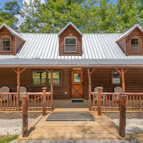 Private Cabin w King Bed and Private Hot Tub, hotel in Rogers