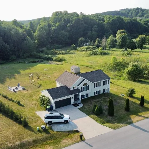 Dream Palace with HOT TUB-Game Room-Fire Pit-5BR-3BA, hotel v destinaci Traverse City