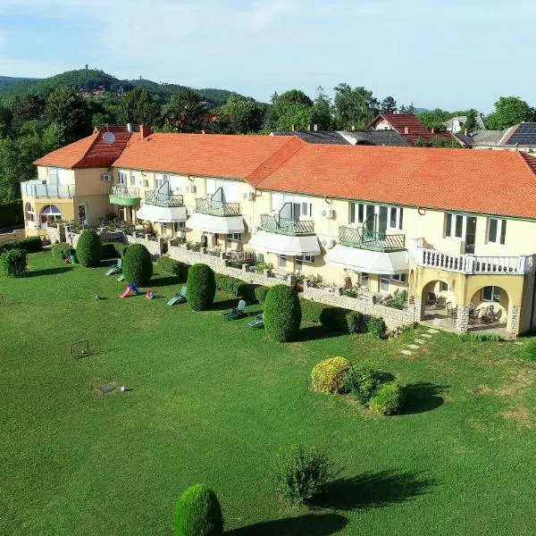 Karát Panzió, hotel u gradu 'Balatongyörök'