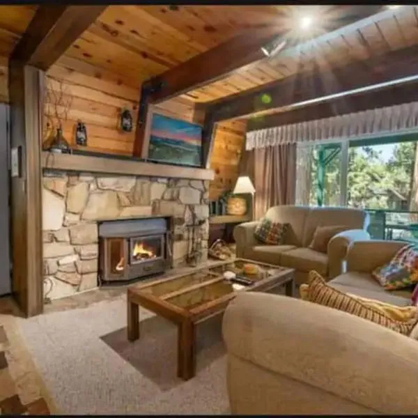 The Bears lair Perfect for Family w/all amenities, hotel din Big Bear City