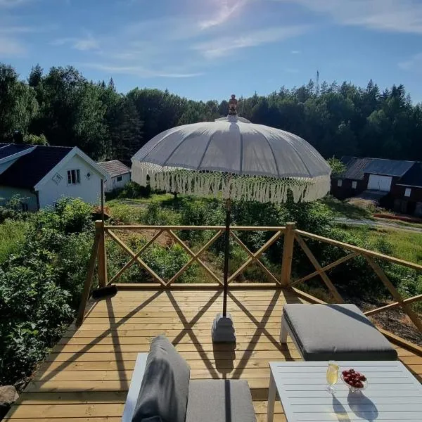 Romantic farmhouse with idyllic garden, Hotel in Bamble