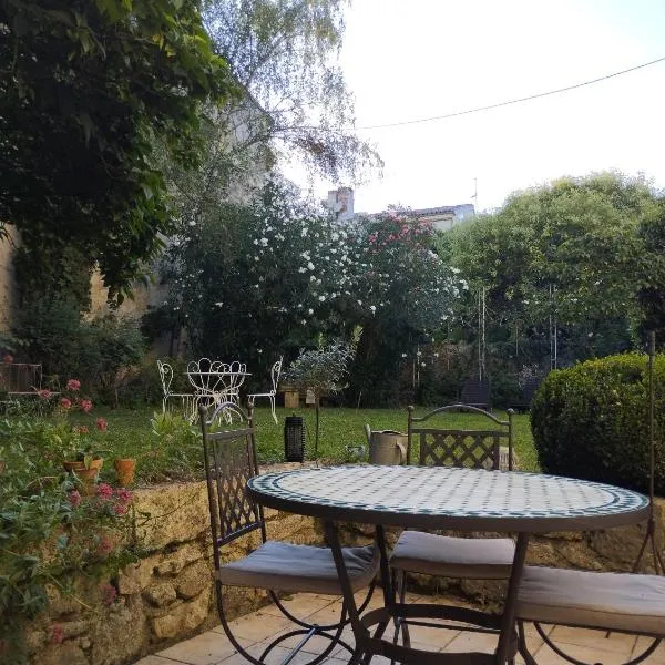 Viesnīca Appartement avec accès piscine et jardin dans hôtel particulier pilsētā Neraka