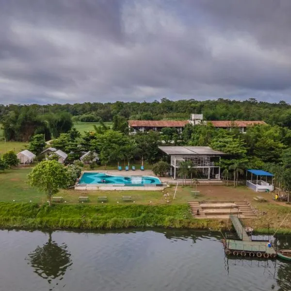 Starling River Resort Dandeli, hotel in Sāmbrāni