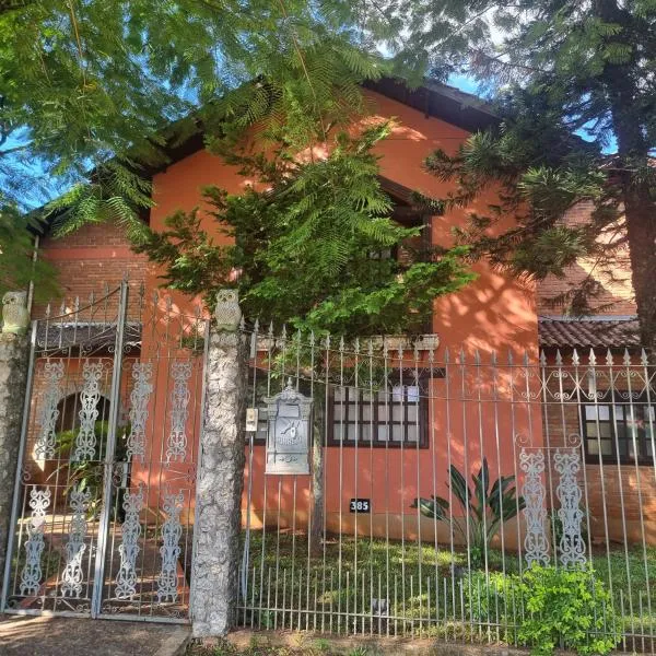 Casa Jardim Bourbon com piscina, hotel in Foz do Iguaçu