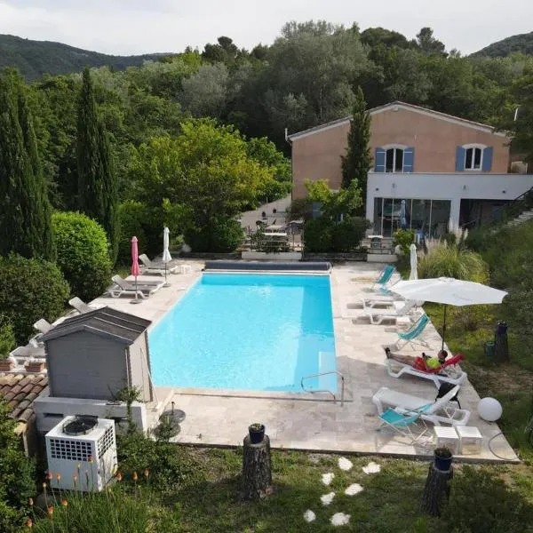 HOTEL LE MAS D'HèLèNE, hotel v destinácii Crestet