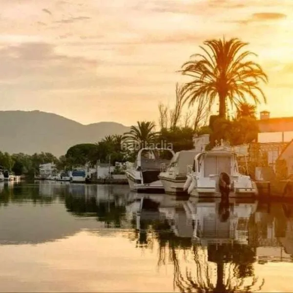 Jouvacations Villa Freser, hotel v destinaci Empuriabrava