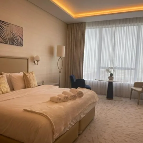 Reserve Now Stylish Studio4 in Palm Tower sky pool Views, отель в Дубае