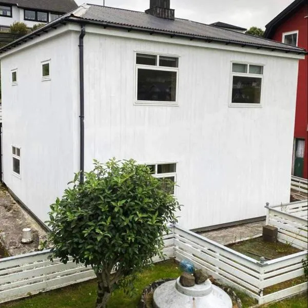Cosy house near airport, hotel in Sørvágur