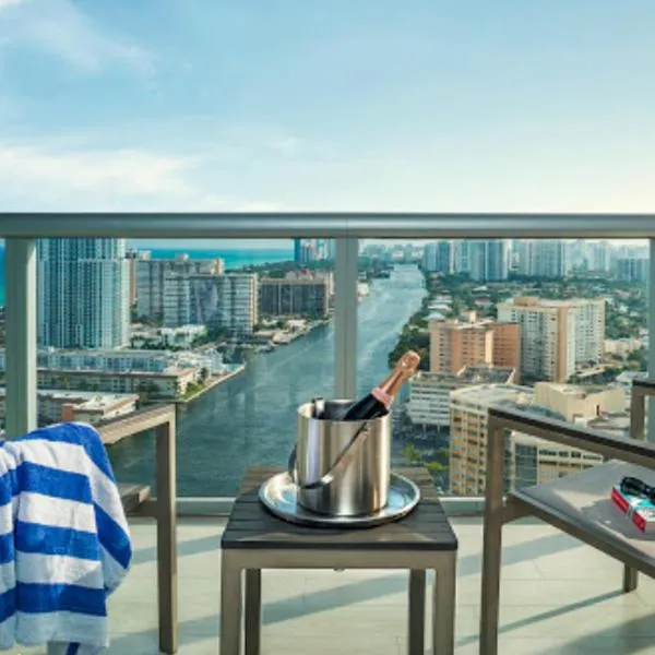 Modern Studio Escape at BeachWalk, Perfect for Small Groups -B, hotel v destinaci Hallandale Beach