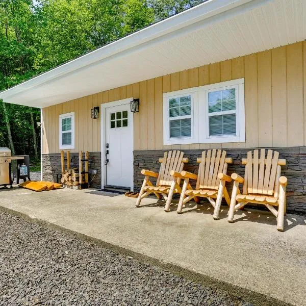 Secluded Poconos Cabin: 75 Acres & Fire Pit!, hotel em East Stroudsburg