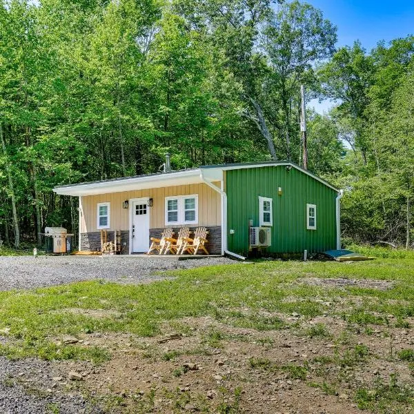 Secluded Poconos Cabin 75 Acres and Fire Pit!, hotel in East Stroudsburg