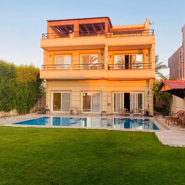 Lovely Villa 5- bedroom with Overflow Pool with Nice Garden at Green Oasis Resort, hotelli kohteessa Naj‘ ‘Azzām