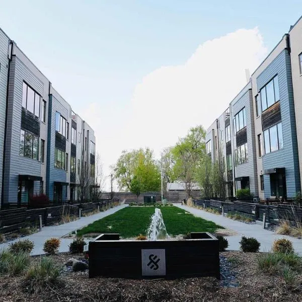 Modern Townhome Near Downtown walk to CWS!, khách sạn ở Omaha