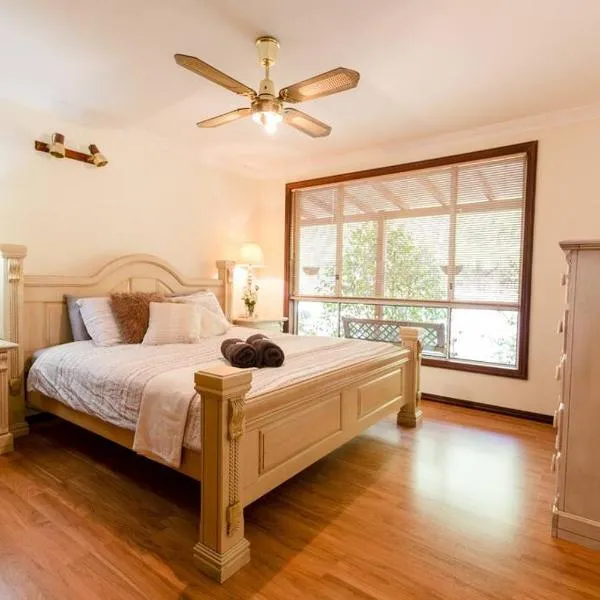 Camellia Cottage - Country Rustic Charm Close to Forest and Town, hotel in Margaret River