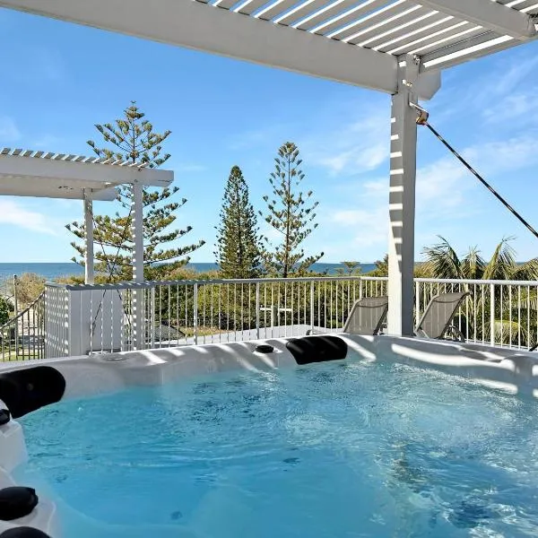 Beachfront Apt with rooftop spa across from Marcoola Beach, hotel em Marcoola