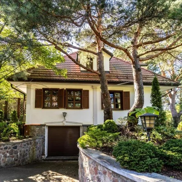 Golden Villa Konstancin Jeziorna Jacuzzi - Sauna - Grill - Taras - Duży Ogród, hotel v destinaci Konstancin-Jeziorna