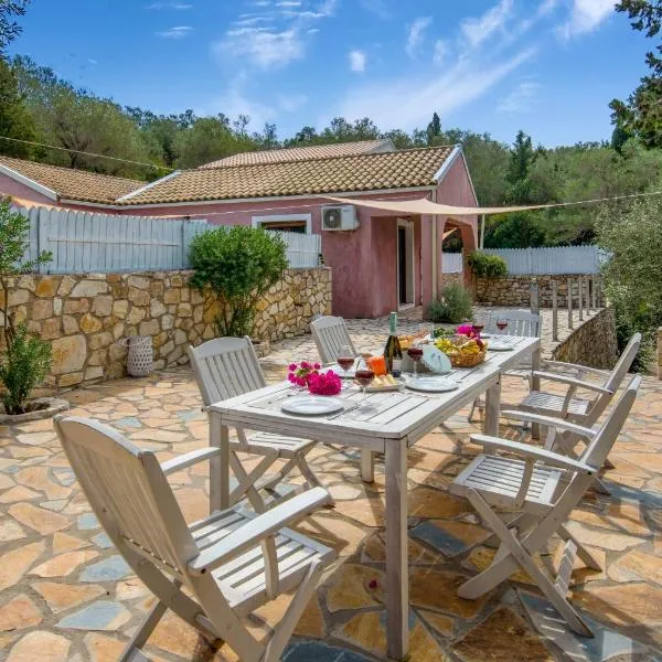 Bask in the Beauty of Paxoi - Kirki's Summer Retreats with Private Jacuzzis, hotel v destinaci Ieromónachos