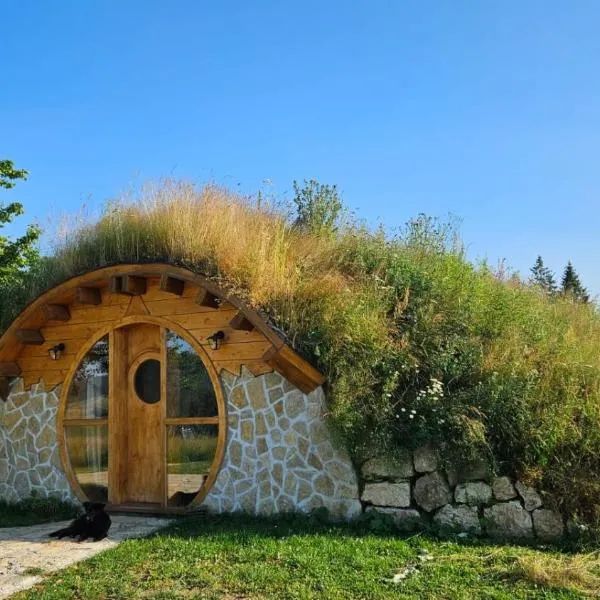 Mountain bungalows and a Hobbit House - Jazavčije Rupe, hotel v destinaci Han Pijesak