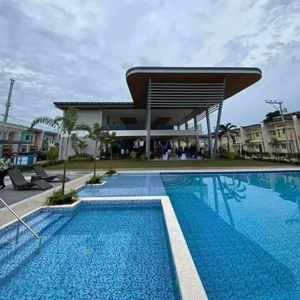 2 Storey House 4 BR Diamond Heights Near Airport, hotel v destinaci Davao