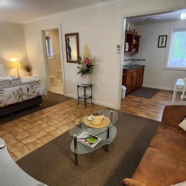 Riesling Trail & Clare Valley Cottages, hotel in Mintaro