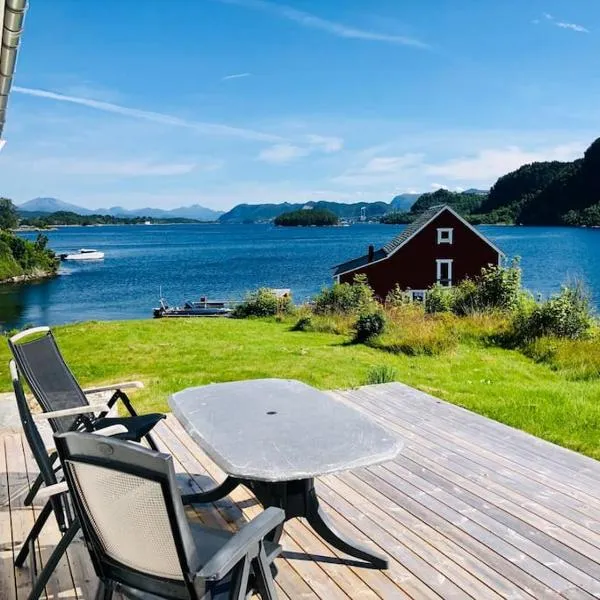 Waterfront Cottage (Fishing Opportunities!), khách sạn ở Ålesund