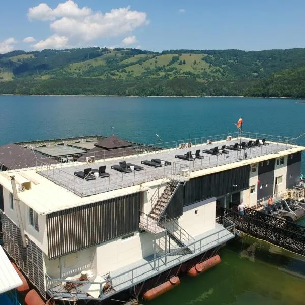 Hotel Plutitor Lebăda、ビカズのホテル
