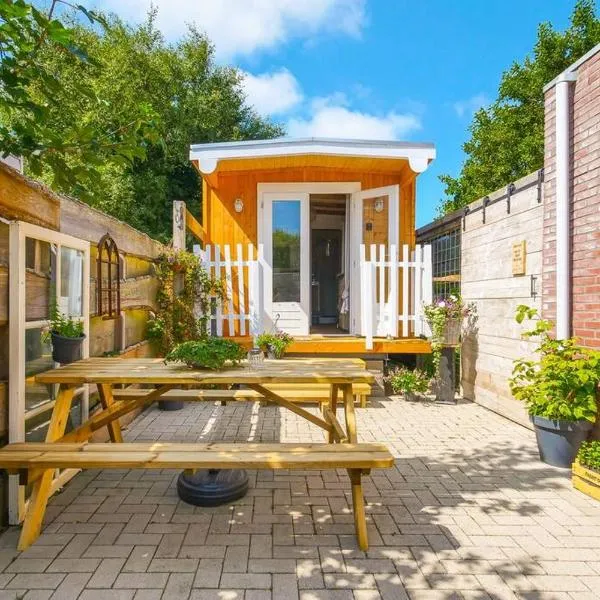 Tiny House In Ons Tuintje - Callantsoog aan Zee, hotel v destinaci Callantsoog