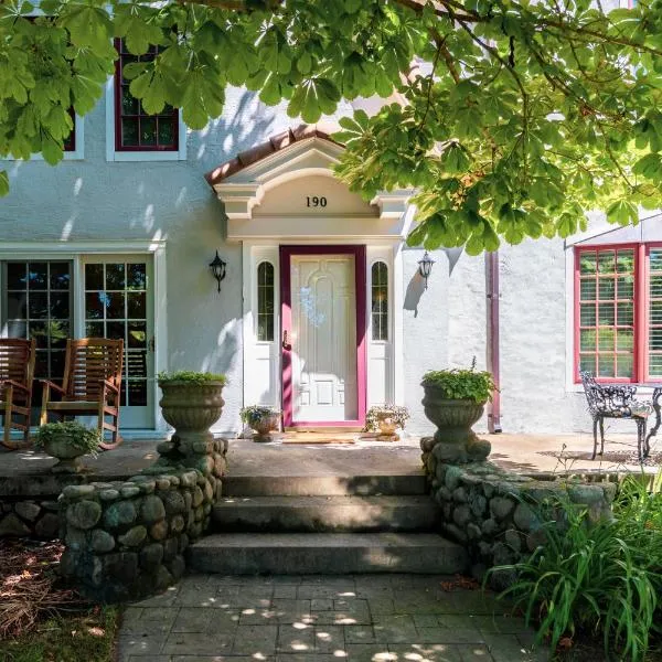 The Villa Bed and Breakfast, hotel v destinaci Westerly